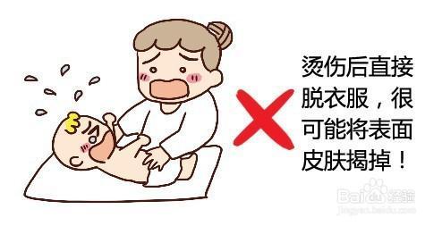 孩子被烫伤身体，先脱衣服还是先冲水？这位妈妈的做法连医生点赞