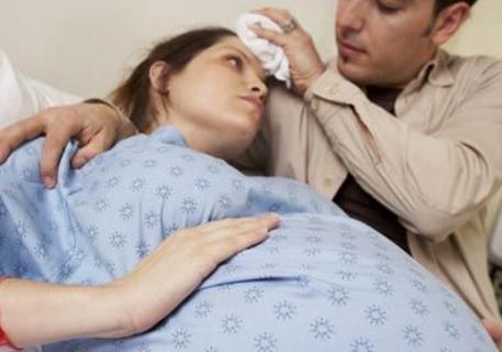 女人在分娩时，为何一边生一边“拉粑粑”呢？医生：不用不好意思