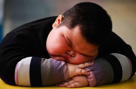 产妇生下8斤8两大胖小子，朋友看到后说的话，让宝妈不乐意了