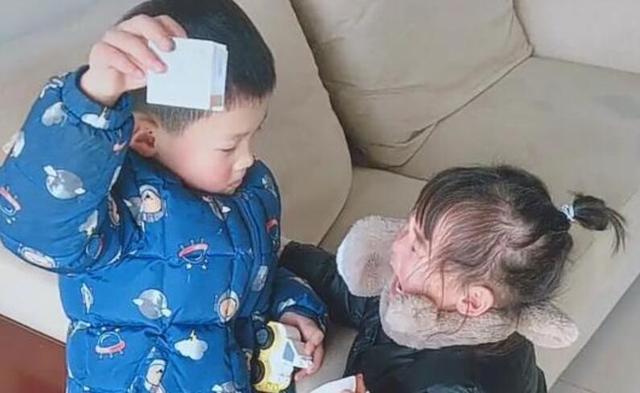 二宝也不容易，打不过够不着，网友：这是我见过混的最差的二胎