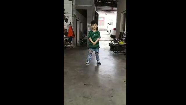 小男孩跳舞耍帅视频走红，却被裤子实力抢镜，网友：这次糗大了