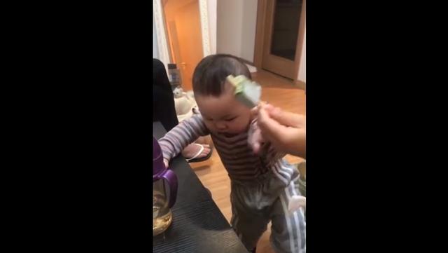 妈妈拿冰淇淋逗宝宝视频火了，萌宝吃不到瞬间变脸，小模样太逗了