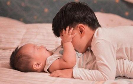女子生二胎半年后，肚子总是在动，医生检查后全家发愁