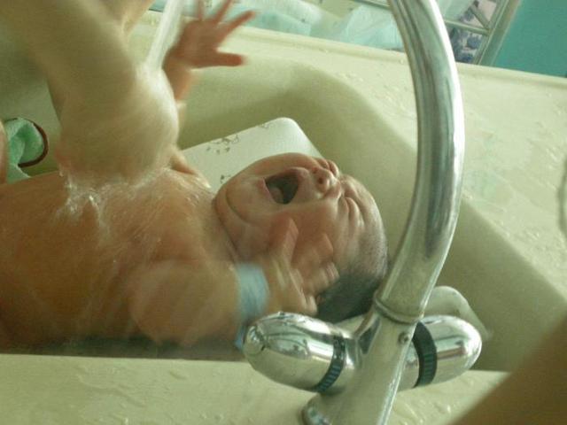 宝宝刚降生就睁开眼睛，是孕期营养足的表现？几个原因都很重要