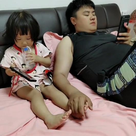 本以为摸着女儿的香脚，没想到却是妻子的“香港脚”，爸爸很无奈