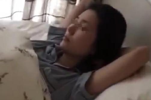 把小姨哄睡后，宝宝躺在旁边一动不动，妈妈走进一看被宝宝萌翻了