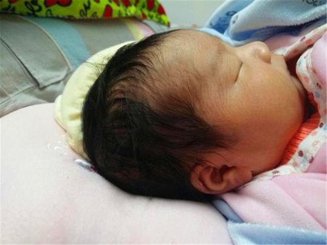 为什么老一辈人非要给宝宝“睡扁头”？长大后真的很毁孩子颜值