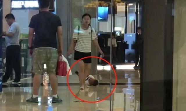 “暴脾气”夫妇火了，孩子撒泼打滚转身就走，孩子：我是亲生的？