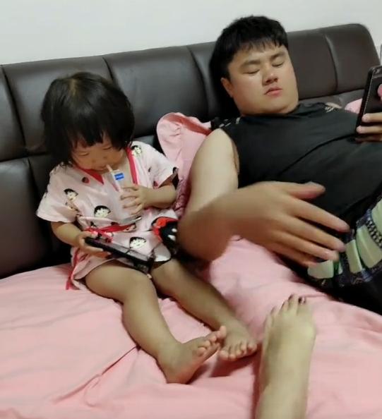 本以为摸着女儿的香脚，没想到却是妻子的“香港脚”，爸爸很无奈