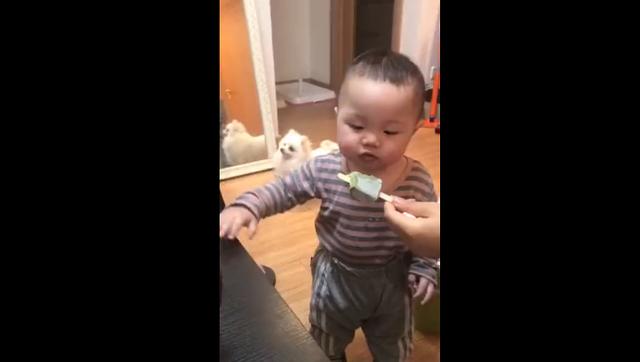 妈妈拿冰淇淋逗宝宝视频火了，萌宝吃不到瞬间变脸，小模样太逗了