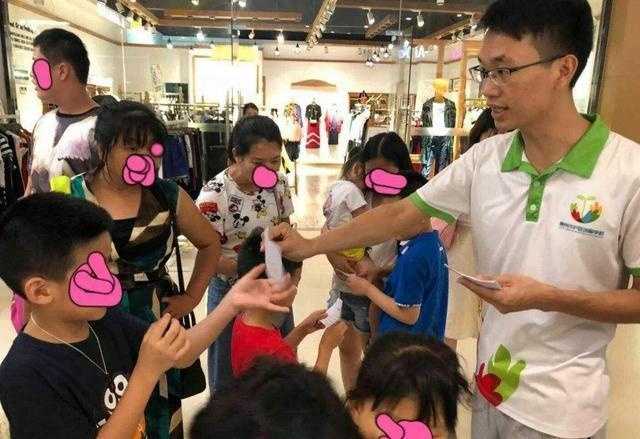 孩子拿起超市的玩具放进书包，这位妈妈的做法，路人纷纷点赞