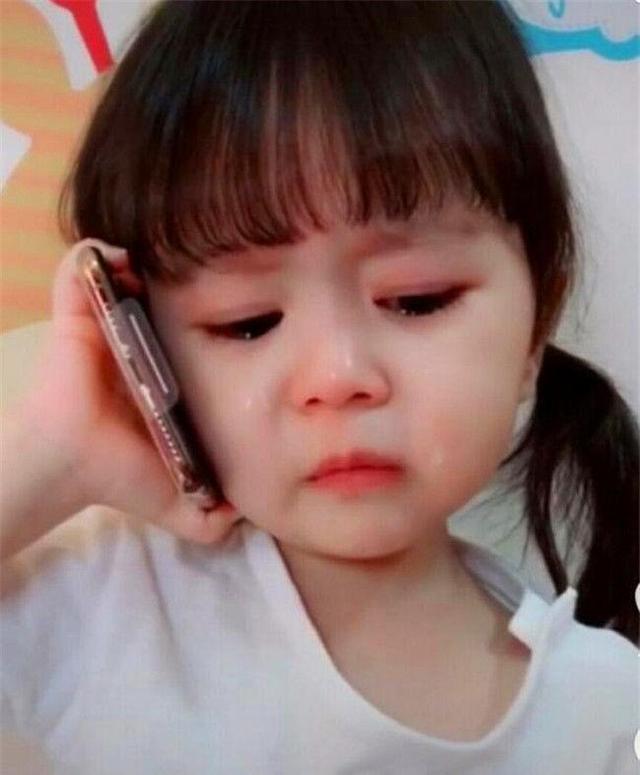 3岁女儿犯错被责罚，妈妈上个洗手间功夫，回来看到的场景笑喷