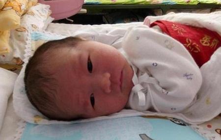 女子生二胎半年后，肚子总是在动，医生检查后全家发愁