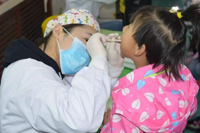 2岁女儿误食502，妈妈的紧急做法保住孩子咽喉，连医生都夸赞