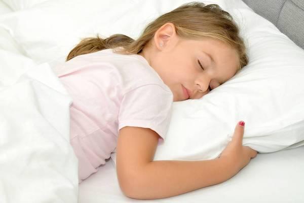 右侧卧睡觉最好！但这5类人却不适合，看看有没有你