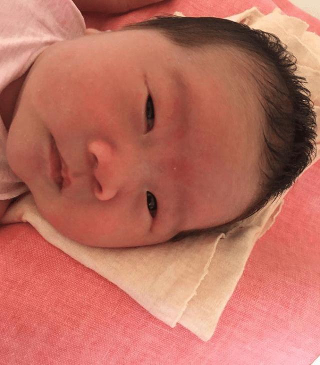 宝宝刚降生就睁开眼睛，是孕期营养足的表现？几个原因都很重要