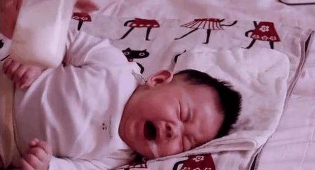 新手妈妈为自己舒服，给新生儿喂“急奶”, 造成肺部感染酿大祸