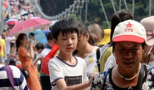 人贩子抱起孩子就想跑，随后听到孩子的这话，人贩子匆忙逃走