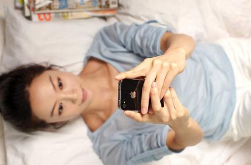 手机的辐射微乎其微，其实孕妈真正该担心的，是玩手机的这些习惯