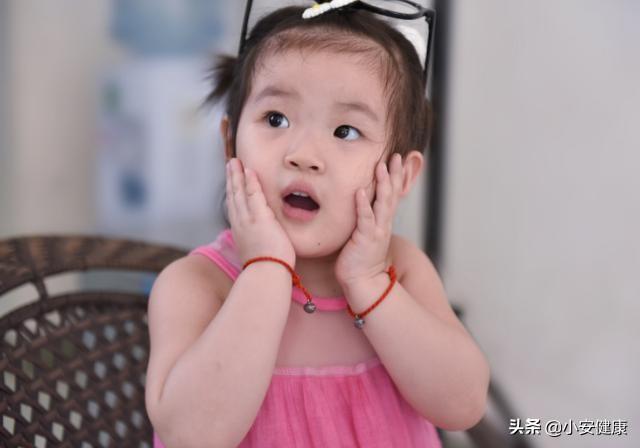 当女孩有这些表现时，说明已经有“性意识”，孩子爸爸要注意