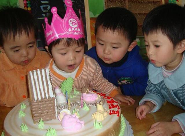 宝宝过生日，妈妈买蛋糕送到幼儿园分享，却被其他家长拒绝