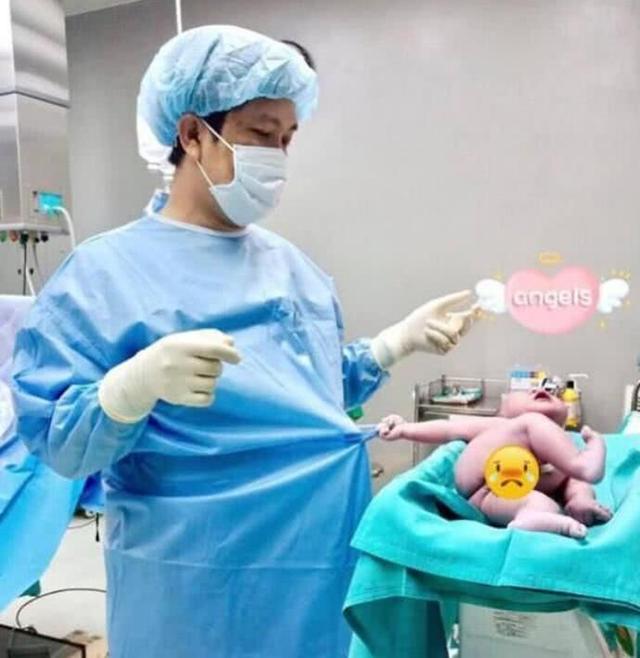 新生宝宝拽着医生不撒手，逗乐了众人，宝宝：还没陪我玩呢