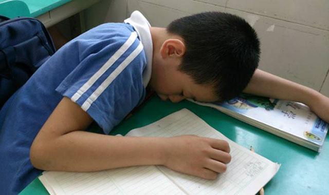 孩子上课打瞌睡，老师怒拍照片发家长群，这位爸爸的回答让人称赞