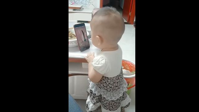 抖音1岁宝宝火了，自恋给自己点赞，网友：小萌娃被自己圈粉了