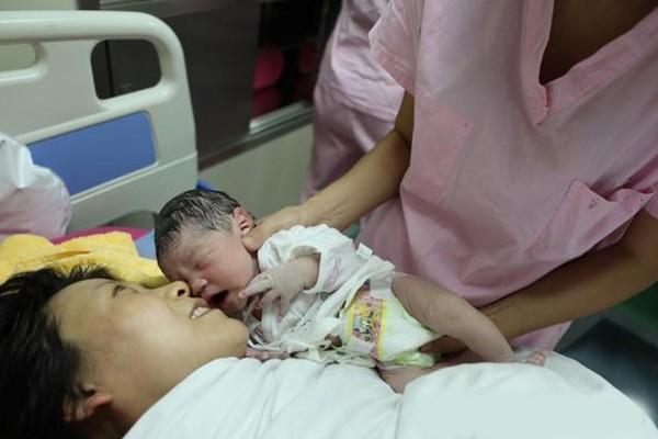 产妇顺产生孩子时，3个行为很讨厌，医生：有苦说不出