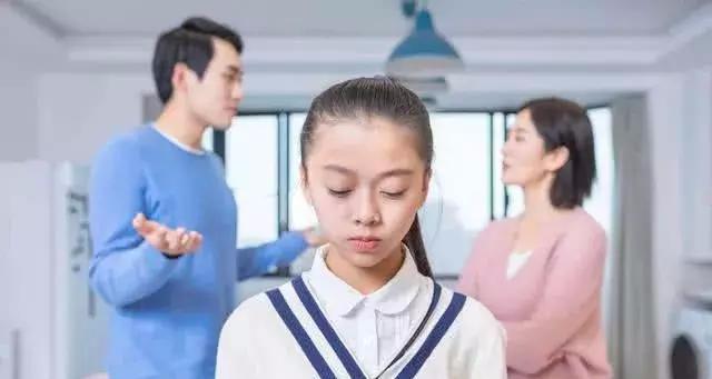 孩子早恋，家长该制止还是视而不见？育儿专家：正确引导很重要