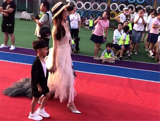 幼儿园毕业典礼，妈妈带孩子走红毯，网友：当妈真不容易