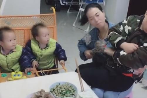 三个孩子的妈妈给双胞胎喂饭，拿老大做榜样，大儿子的眼神有戏