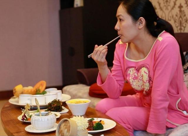 坐月子期间，坚持“三吃三不吃”，对母乳好，也能远离月子病
