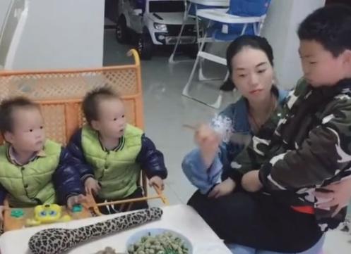 三个孩子的妈妈给双胞胎喂饭，拿老大做榜样，大儿子的眼神有戏