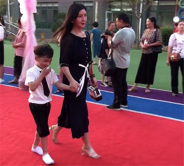 幼儿园毕业典礼，妈妈带孩子走红毯，网友：当妈真不容易