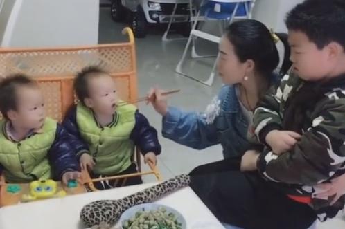 三个孩子的妈妈给双胞胎喂饭，拿老大做榜样，大儿子的眼神有戏