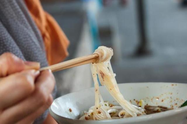 惯子如杀子，毁了众多家庭和孩子的“毒面条”，家长要重视起来