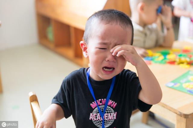 入园焦虑症不止是哭闹，孩子还有几种常见表现，家长要有心理准备