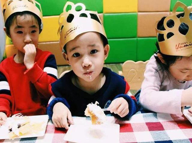 宝宝过生日，妈妈买蛋糕送到幼儿园分享，却被其他家长拒绝