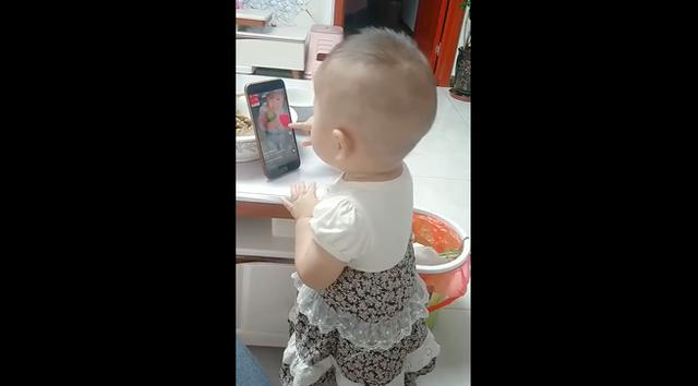 抖音1岁宝宝火了，自恋给自己点赞，网友：小萌娃被自己圈粉了