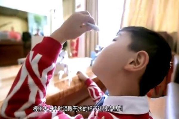 孩子拿502胶模仿大人滴眼睛，妈妈的紧急处理办法，医生都称赞