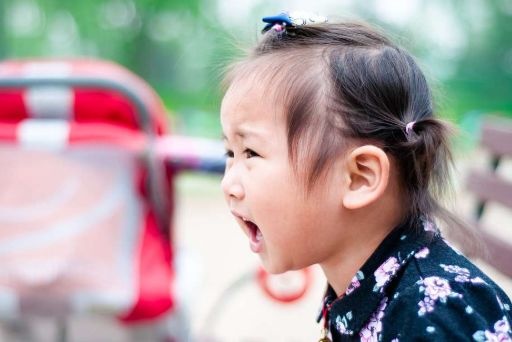 小孩容易得手足口病，几个症状一眼就能看出来，如何治疗