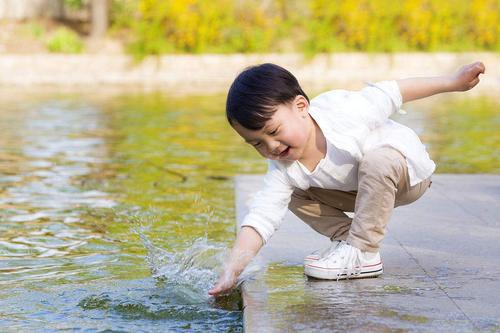 孩子溺水，年过半百大叔挺身而出，救下孩子反被要求道歉？