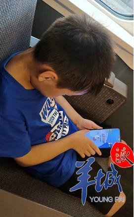 家长警惕！半年不管，孩子近视猛增300度