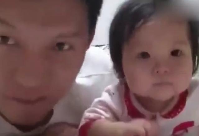 小宝宝上来就给爸爸一巴掌，爸爸的反应，堪称教科书式带娃