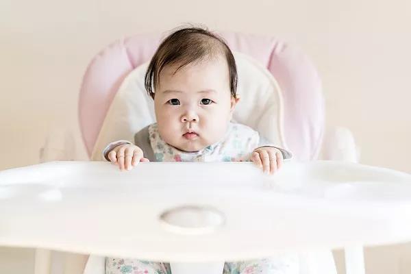 一岁孩子脱水了，家长还死守教条不给吃盐！妈妈按照指南喂，宝宝仍可能营养缺乏，断章取义要不得