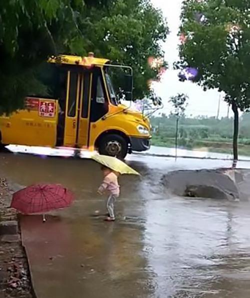 3岁妹妹冒雨接哥哥放学，哥哥下校车的瞬间，妹妹的举动暖哭妈妈