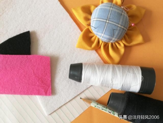 幼儿园亲子手工，用不织布做个可爱的小兔子，可以当书签，有教程