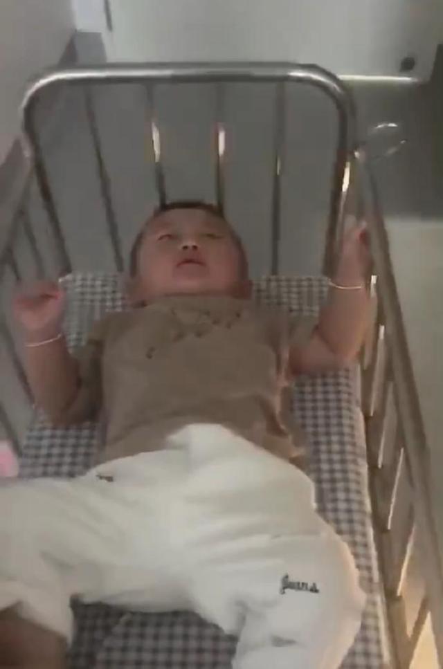 妈妈刚生完二胎，大宝就开始抢床位了，网友：谁还不是个宝宝