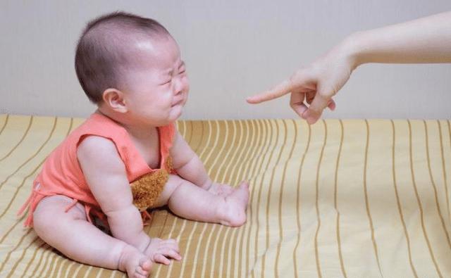 “宝宝被骂哭，为啥还伸手让妈妈抱”？看完心都要化了
